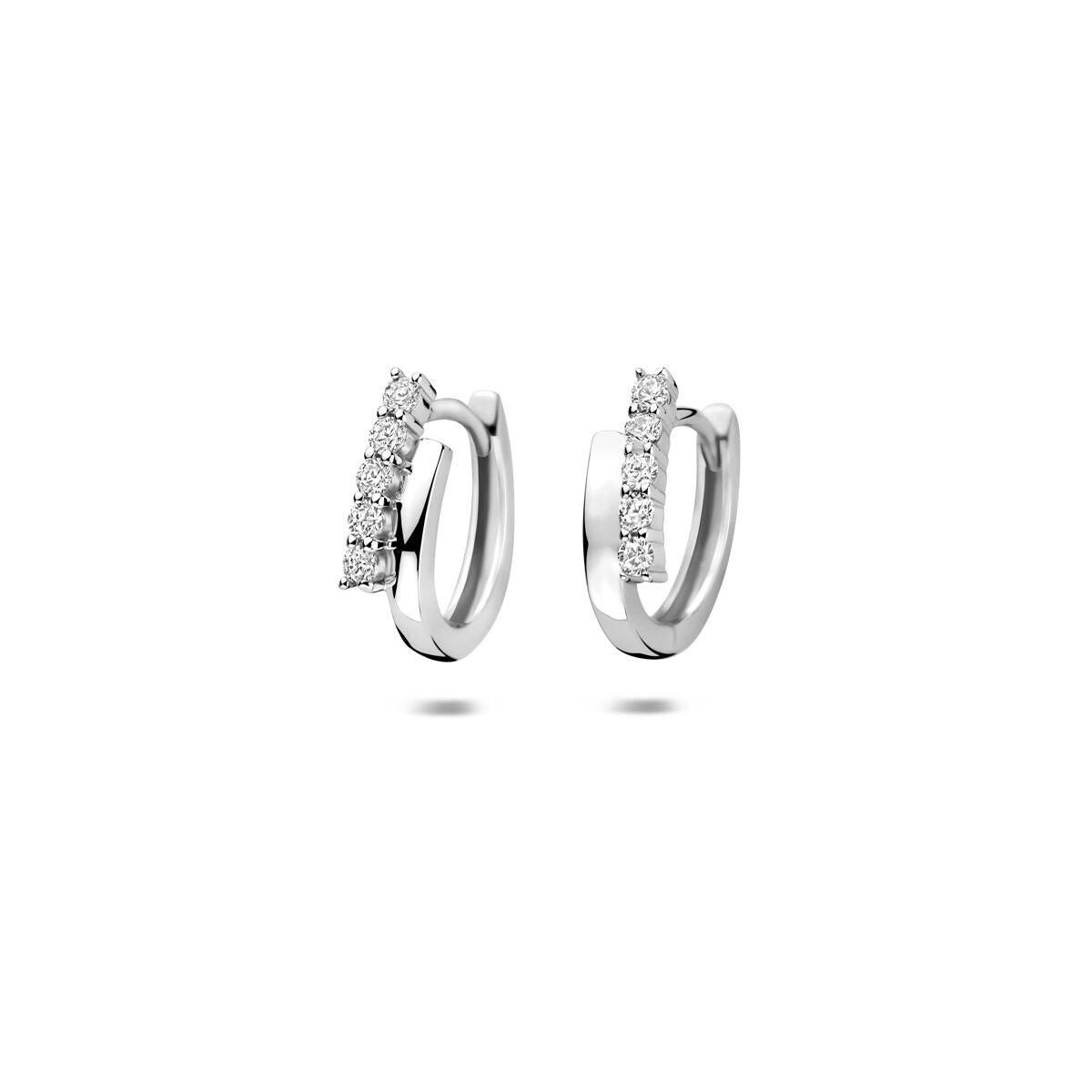 Aros de plata rodiada de 13 mm con circonitas brillantes en un diseño moderno.