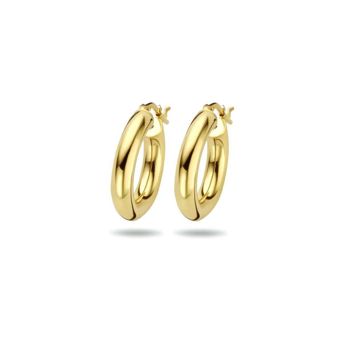Aros dorados de plata bañada, con un grosor de 4 mm y un acabado brillante.