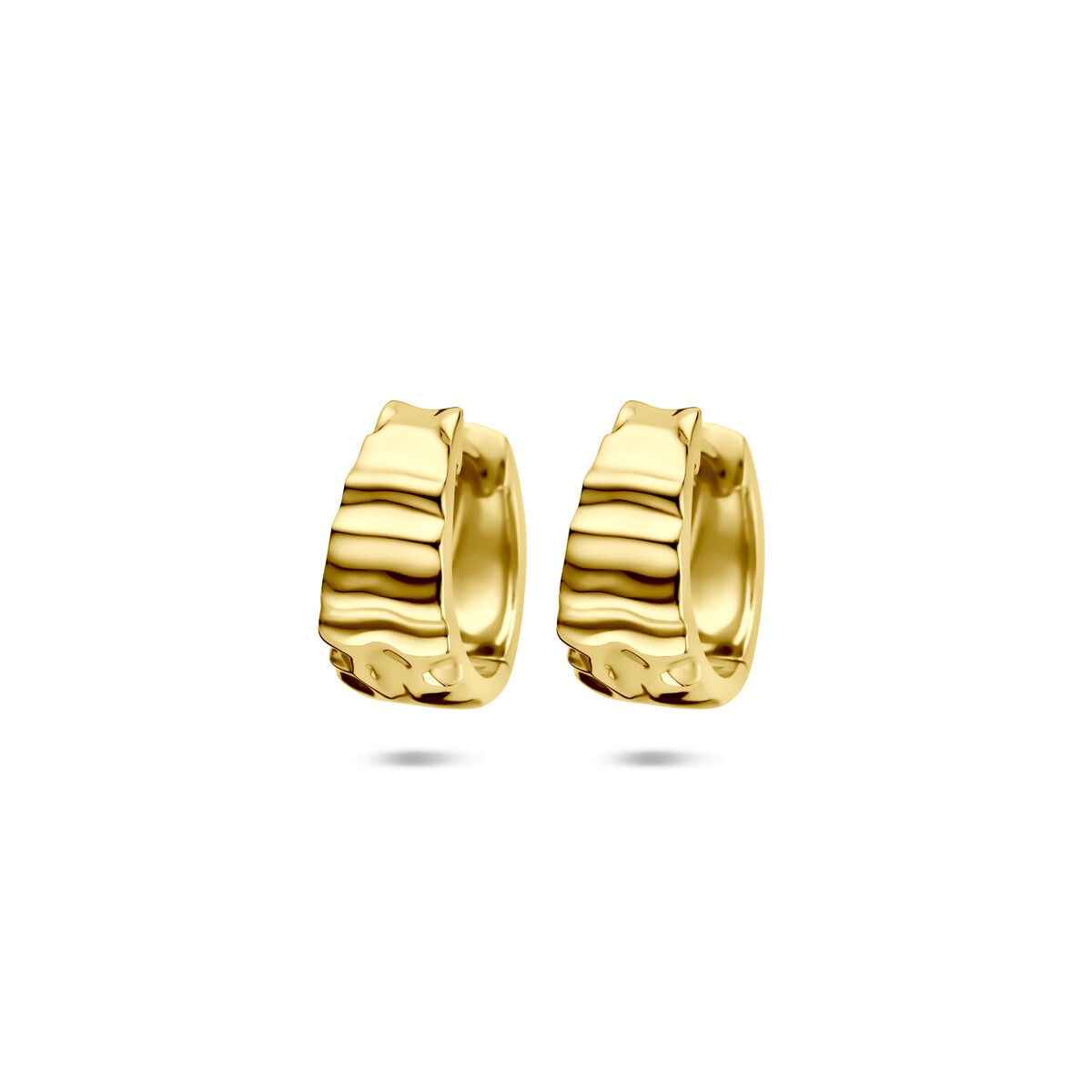 Pendientes de aro de plata 925 bañados en oro con un diseño ondulado y texturizado.