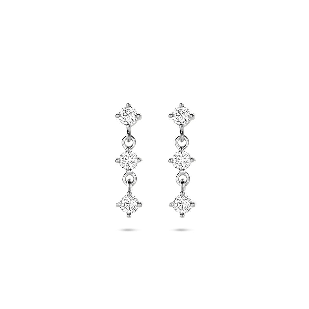 Pendientes largos de plata rodiada con circonitas, de 16 mm, en un diseño de tres piedras brillantes.