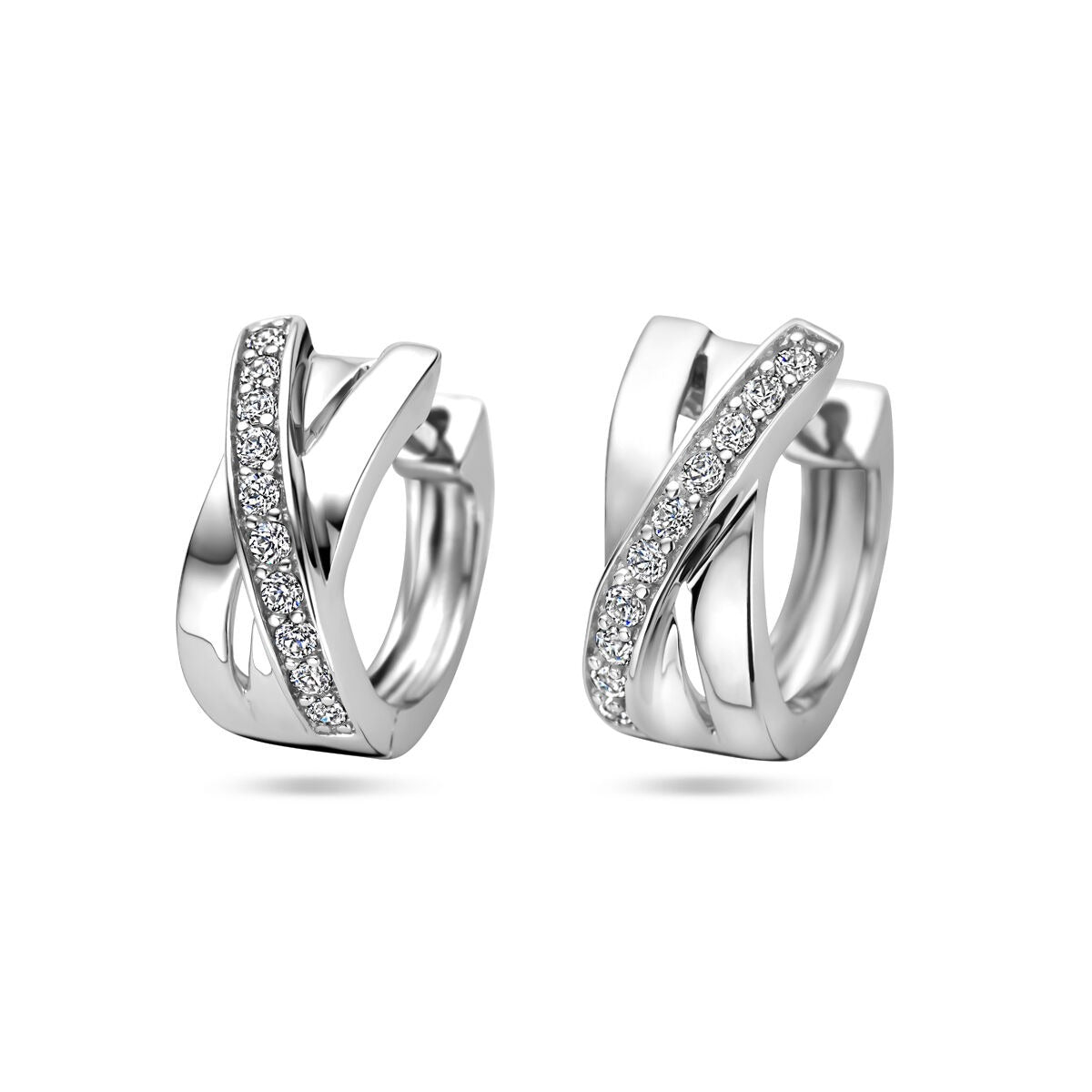 Pendientes de aro de plata con circonitas, acabado en rodio, diseño entrelazado.