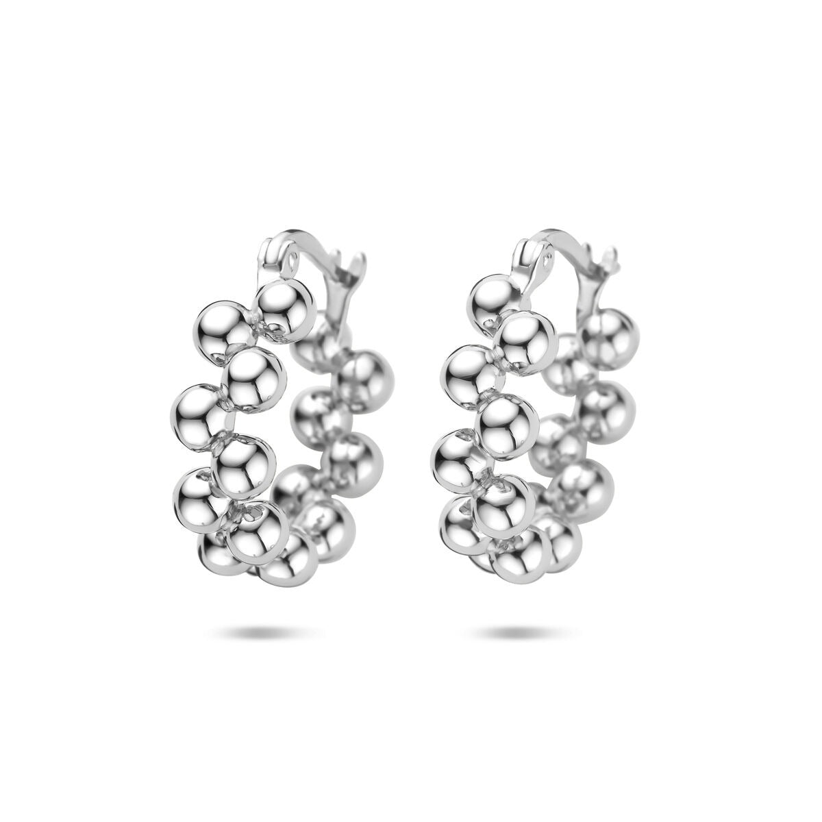 Pendientes de aro de plata rhodium, con un diseño de esferas brillantes.