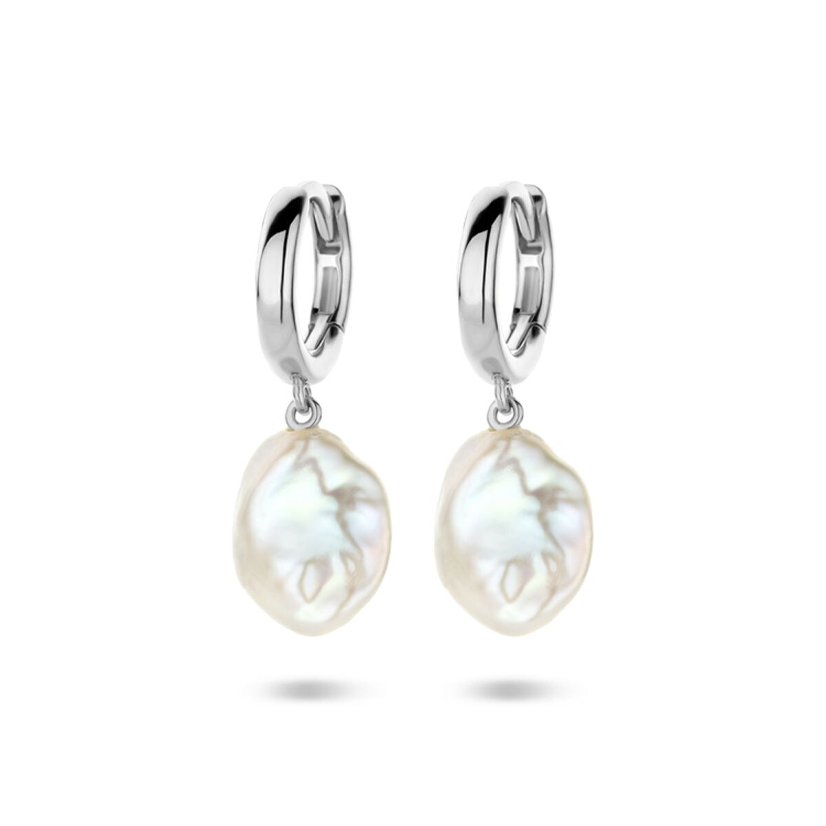 Pendientes de aro de plata con perla barroca, acabado en rodio, de 24 mm.