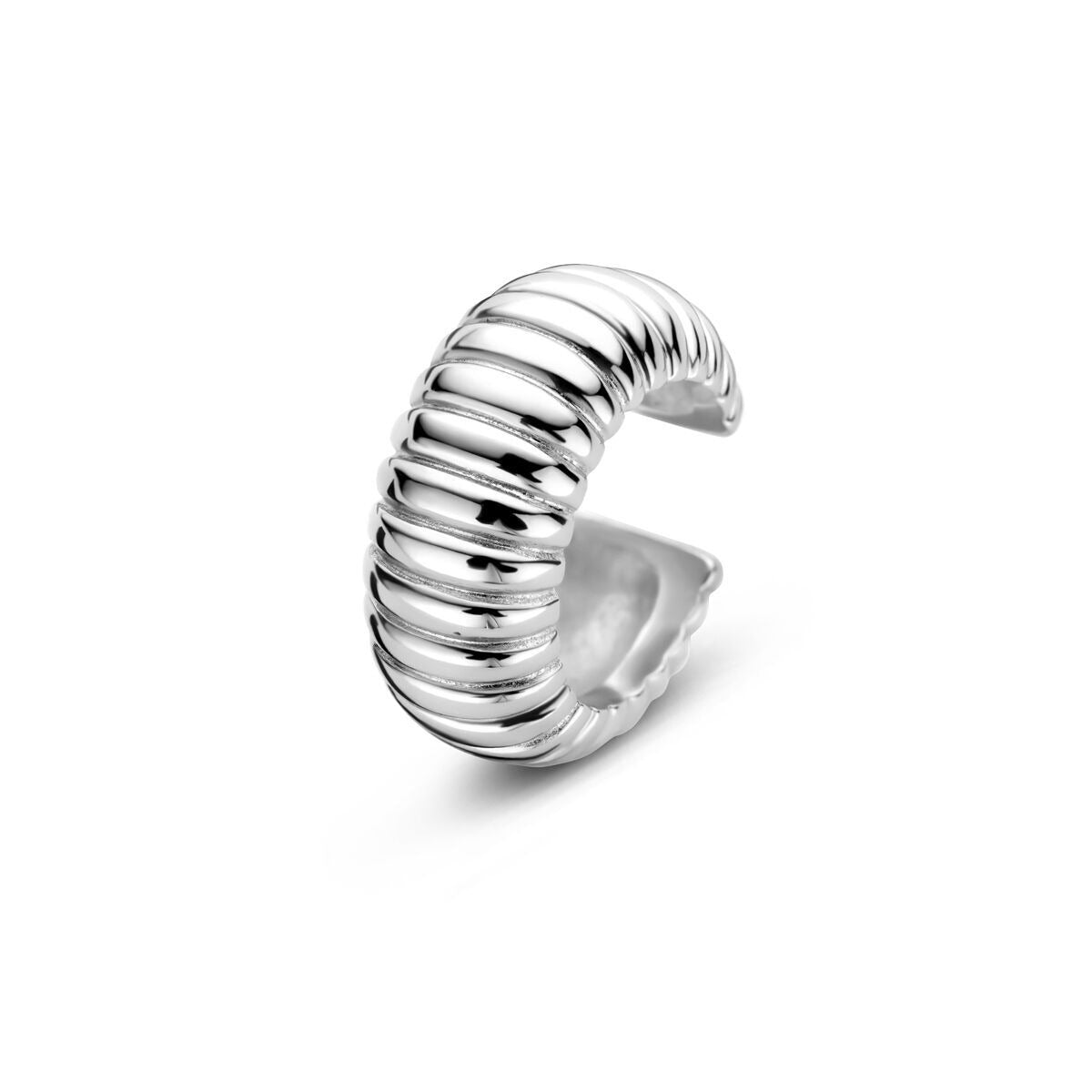 Ear cuff de plata rodiada con diseño estriado y acabado brillante.