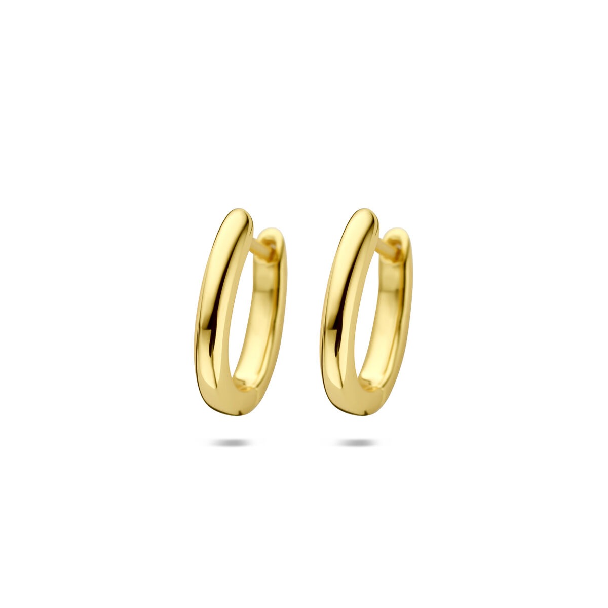 Pendientes de aro de plata dorada, con un diseño compacto y acabado brillante.