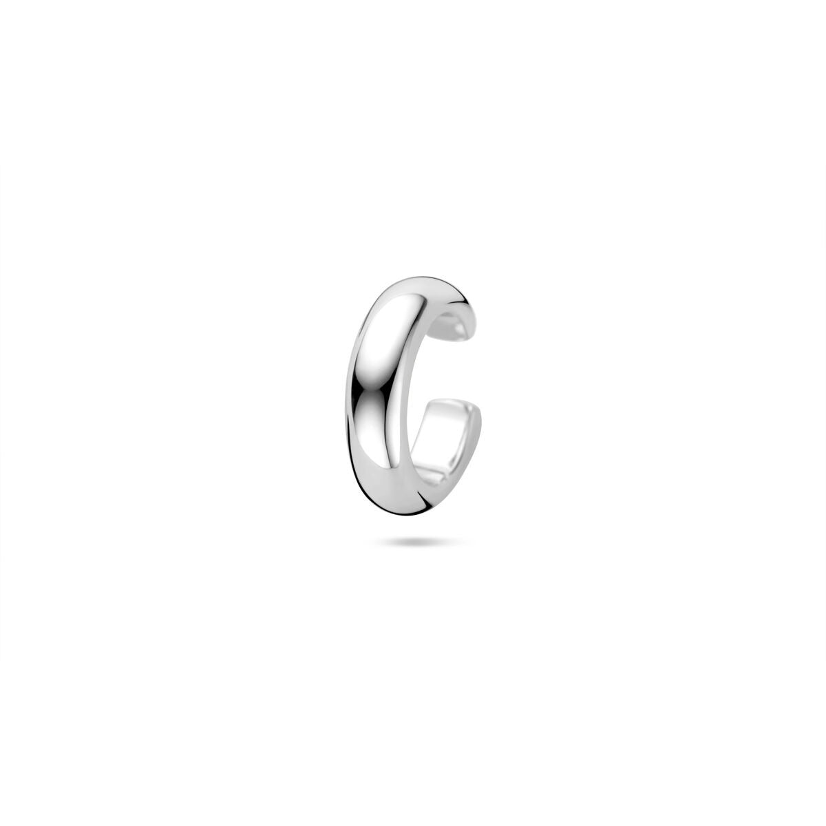 Ear cuff de plata rodiada, con un diseño liso y brillante, mide 12,5 x 3,5 mm.