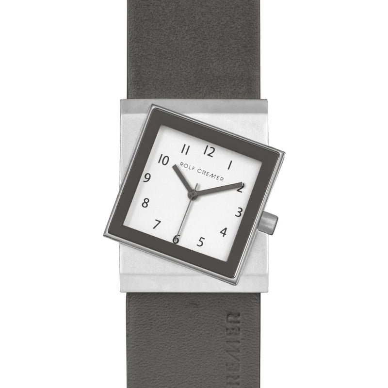 Reloj cuadrado con esfera blanca, números negros y correa de cuero gris.