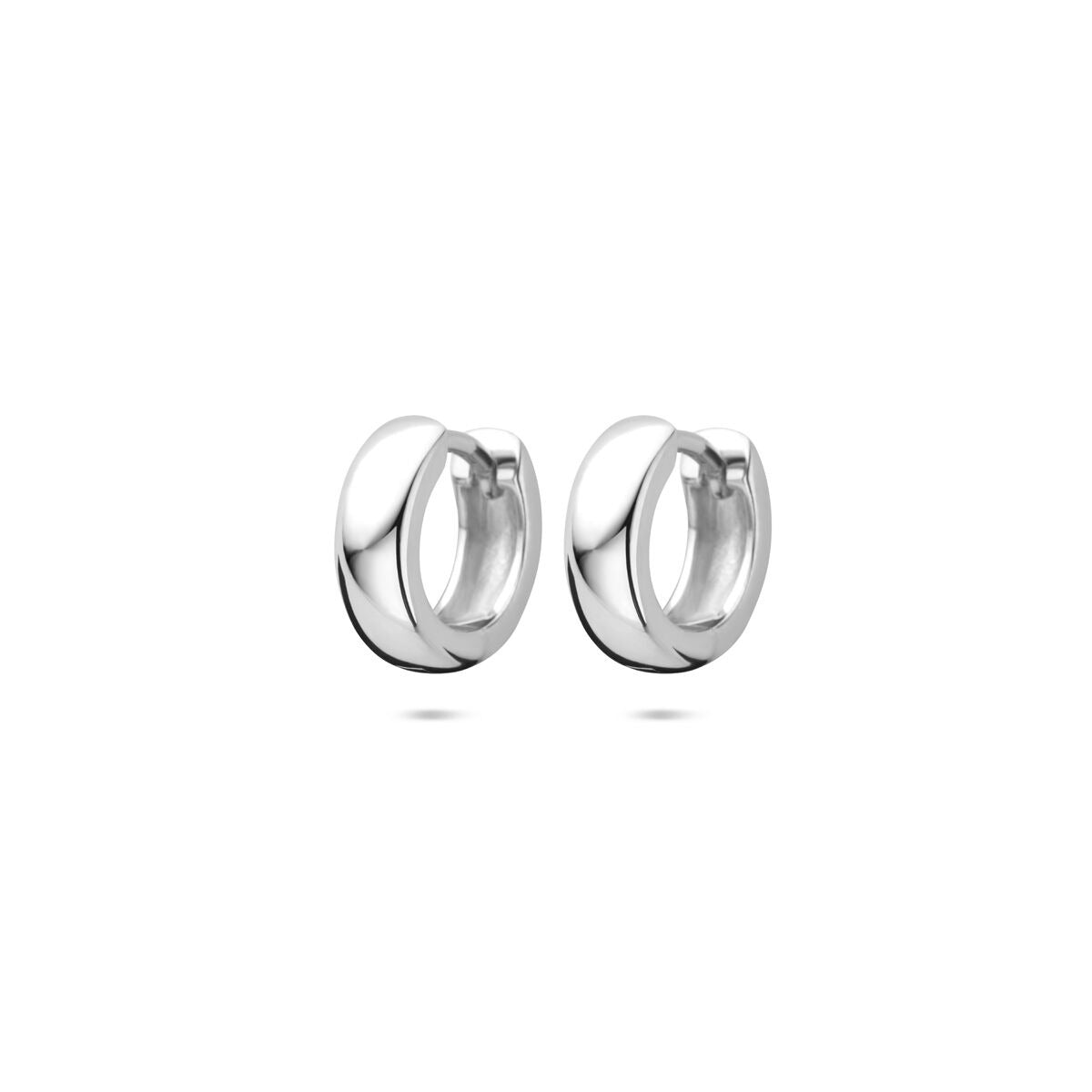 Pendientes de aro de plata 925 rodiada con un diseño liso y moderno.