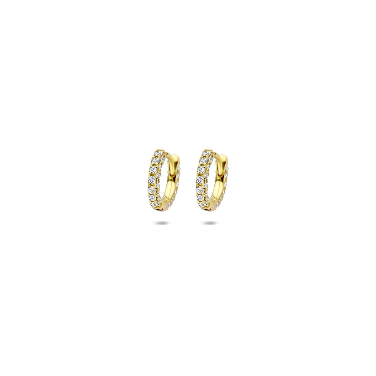 Aros de oro amarillo de 14k con diamantes lab-grown, brillantemente tallados, en forma de media luna.