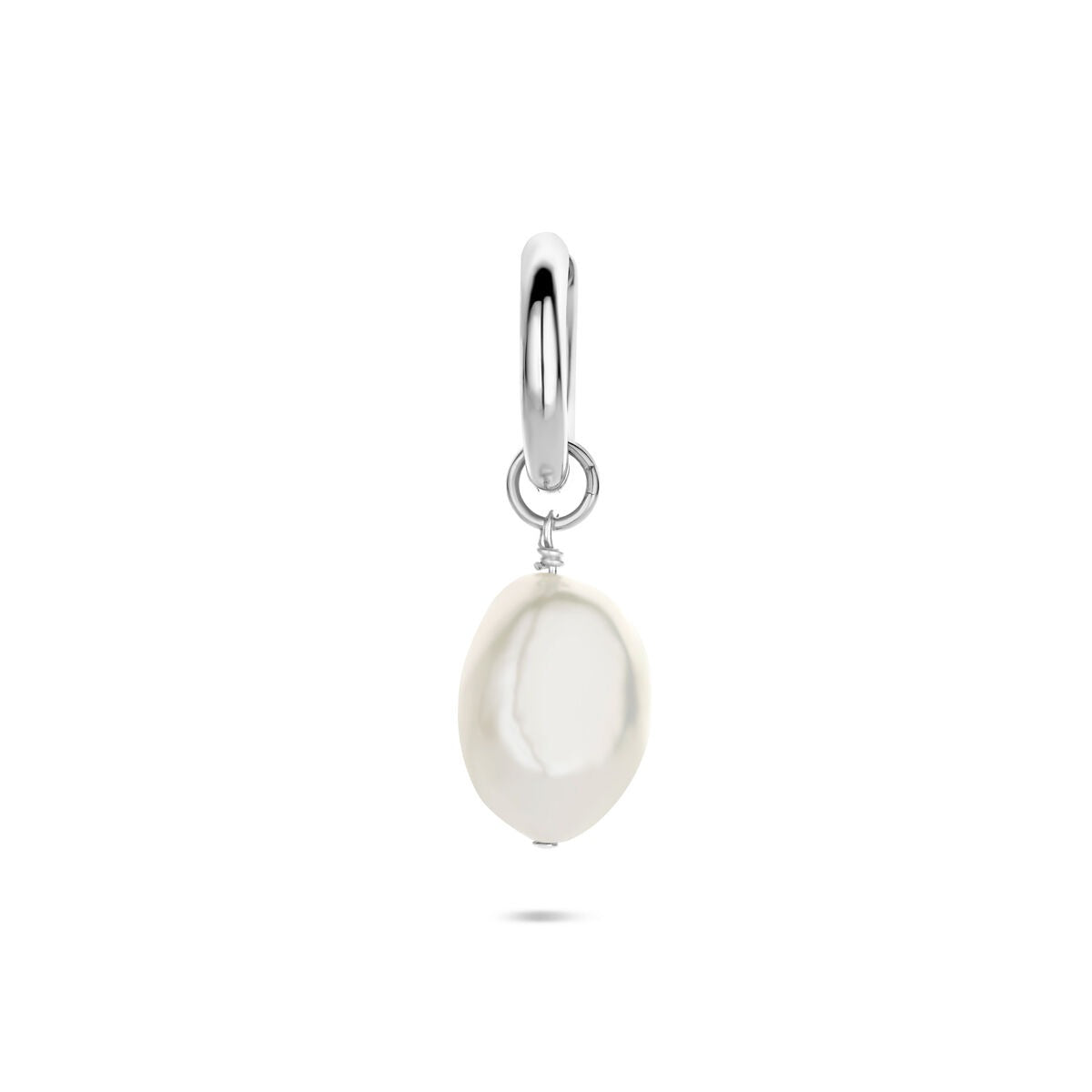 Aro plateado con perla blanca de 18 mm.