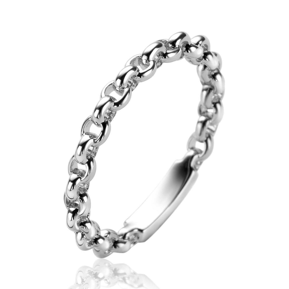 Anillo de plata con diseño de eslabones entrelazados.