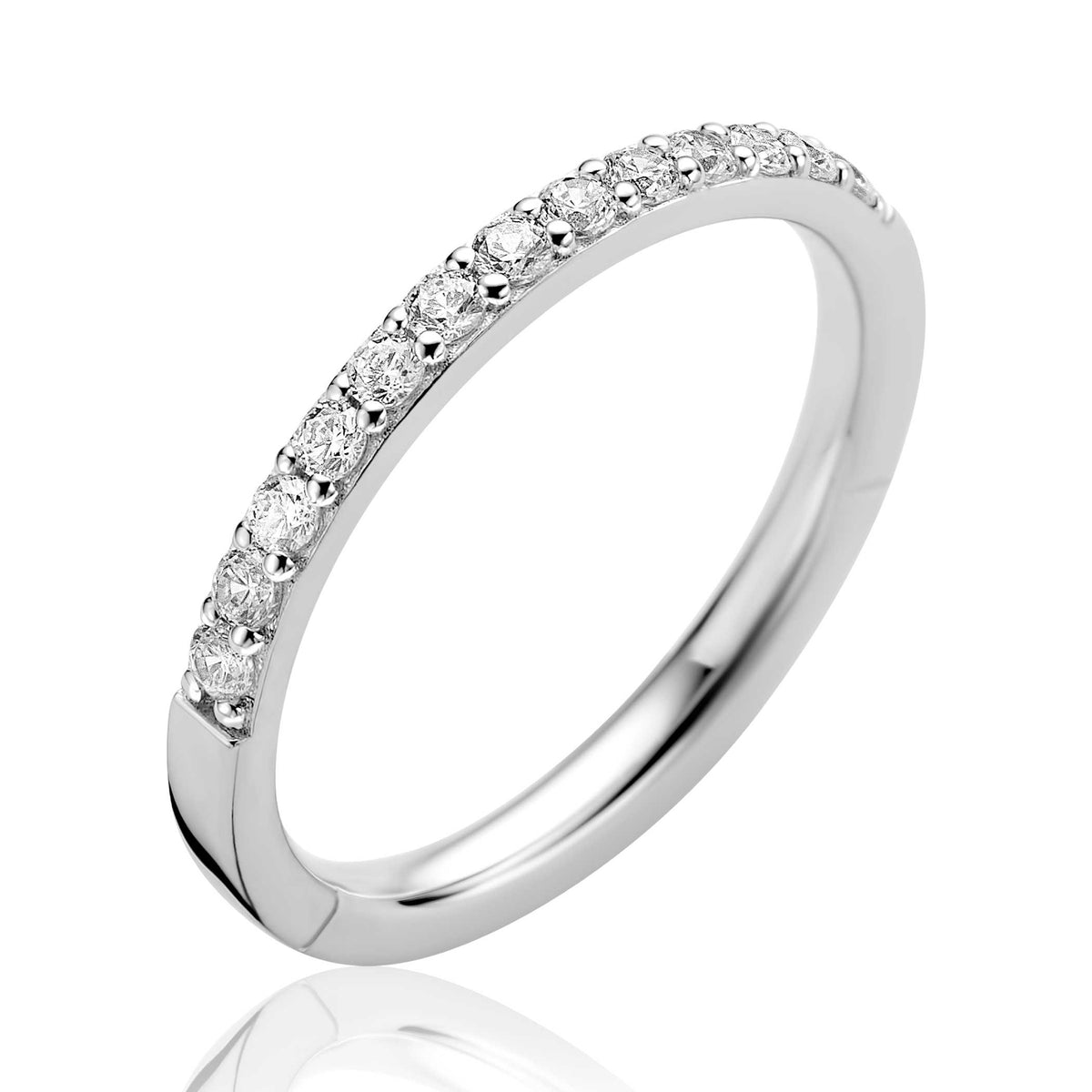 Anillo de plata con circonitas brillantes en un diseño delgado y elegante.