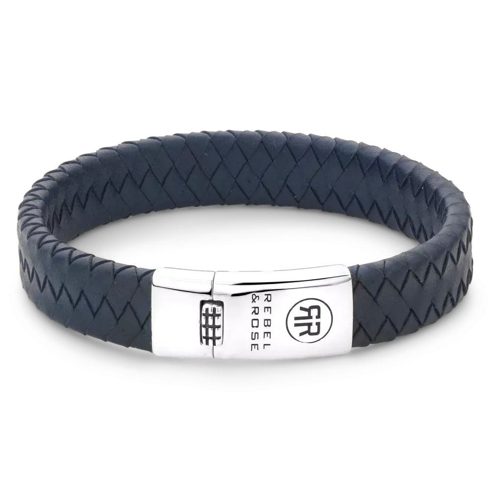 Pulsera trenzada de cuero negro con cierre de acero inoxidable.