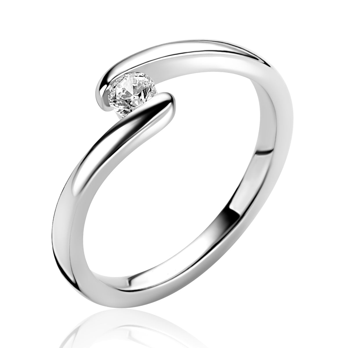Anillo de plata con un diseño curvado y una piedra brillante en la parte superior.