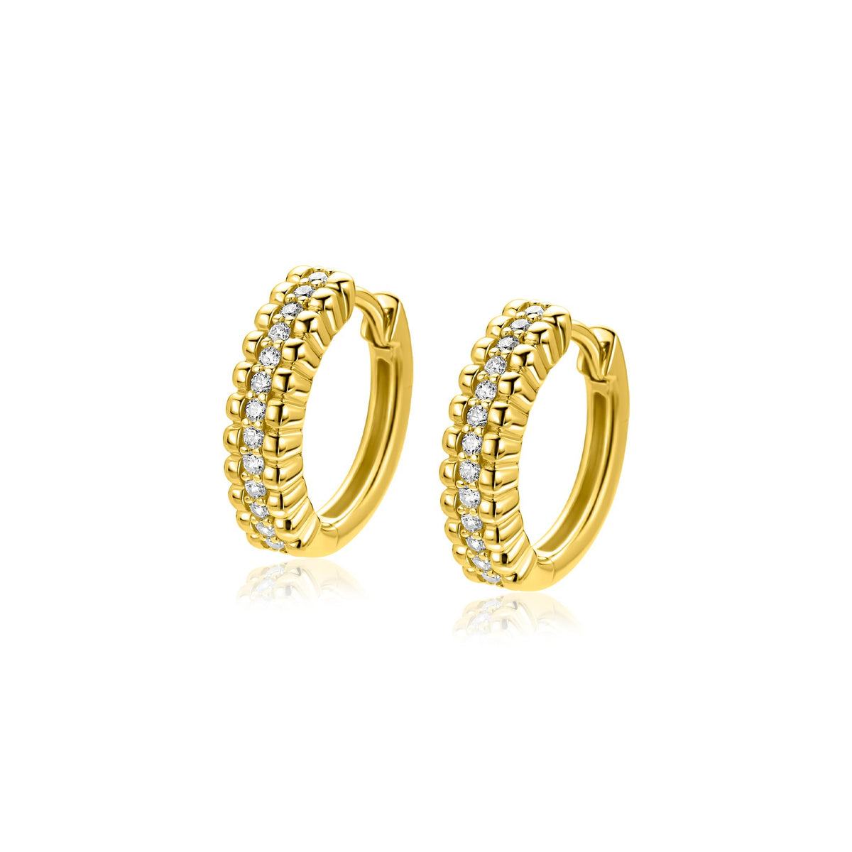 Pendientes de aro dorados con detalles de piedras brillantes.