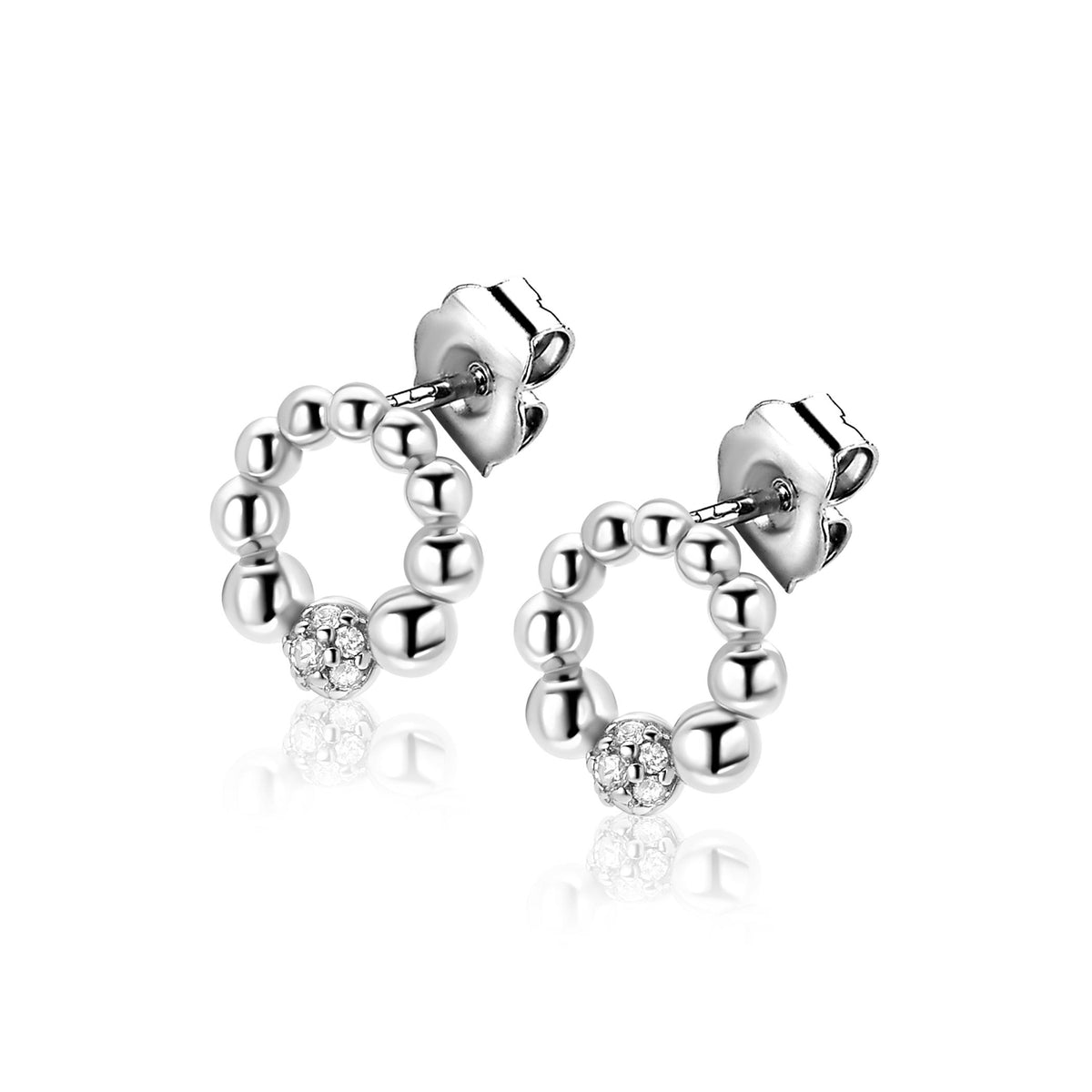 Pendientes de plata con forma de aro y detalles de pequeñas esferas y un brillante en el centro.