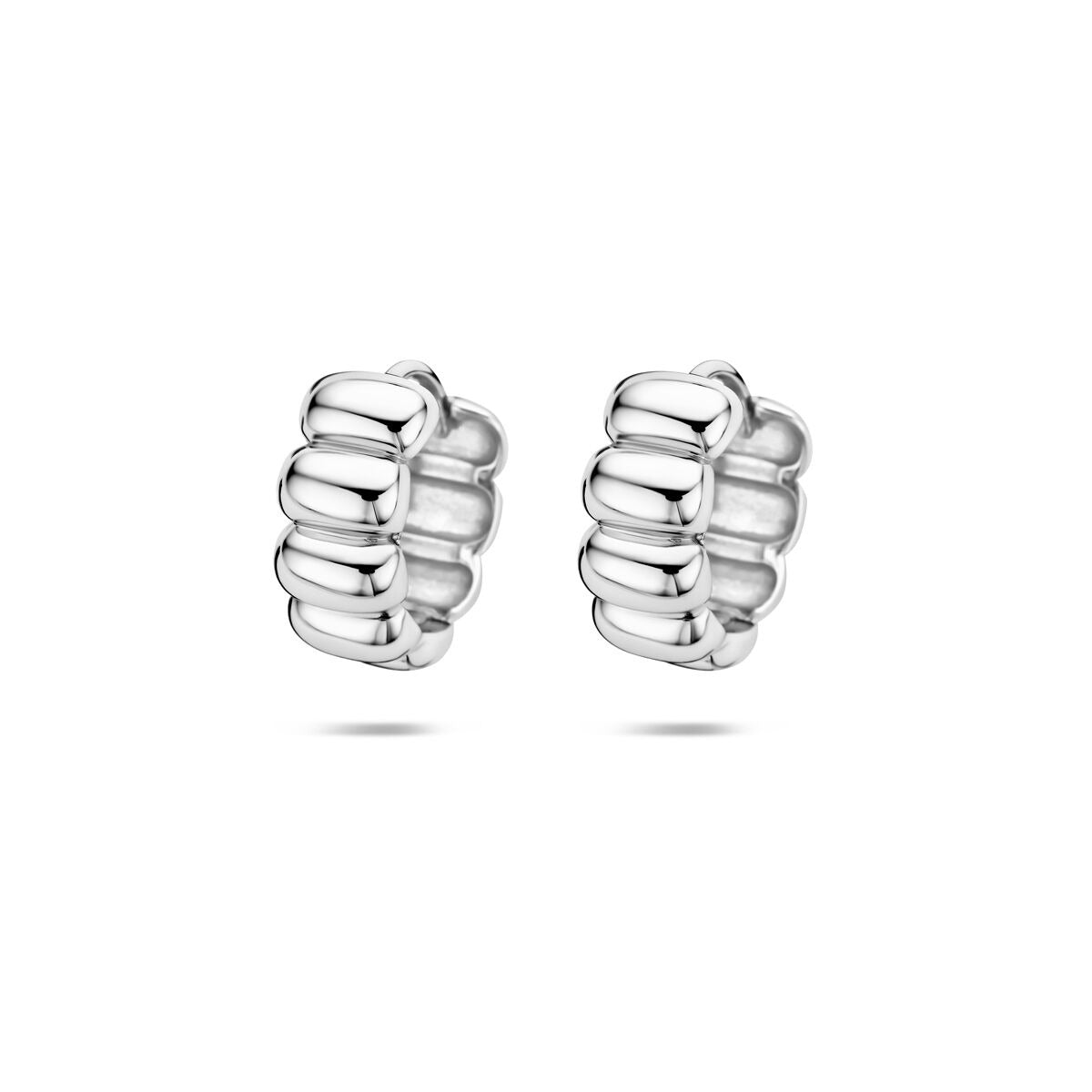 Pendientes de aro de plata rodiada con un diseño de eslabones en forma ovalada.