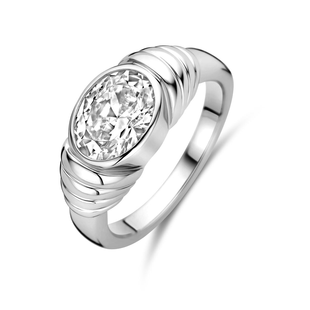 Anillo de plata rodiada con una zirconia ovalada, 8 mm de ancho y detalles en relieve.