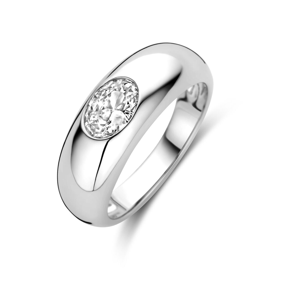 Zilveren ring van gerhodineerd 925 zilver met een ovale zirkonia, 7,5 mm breed.