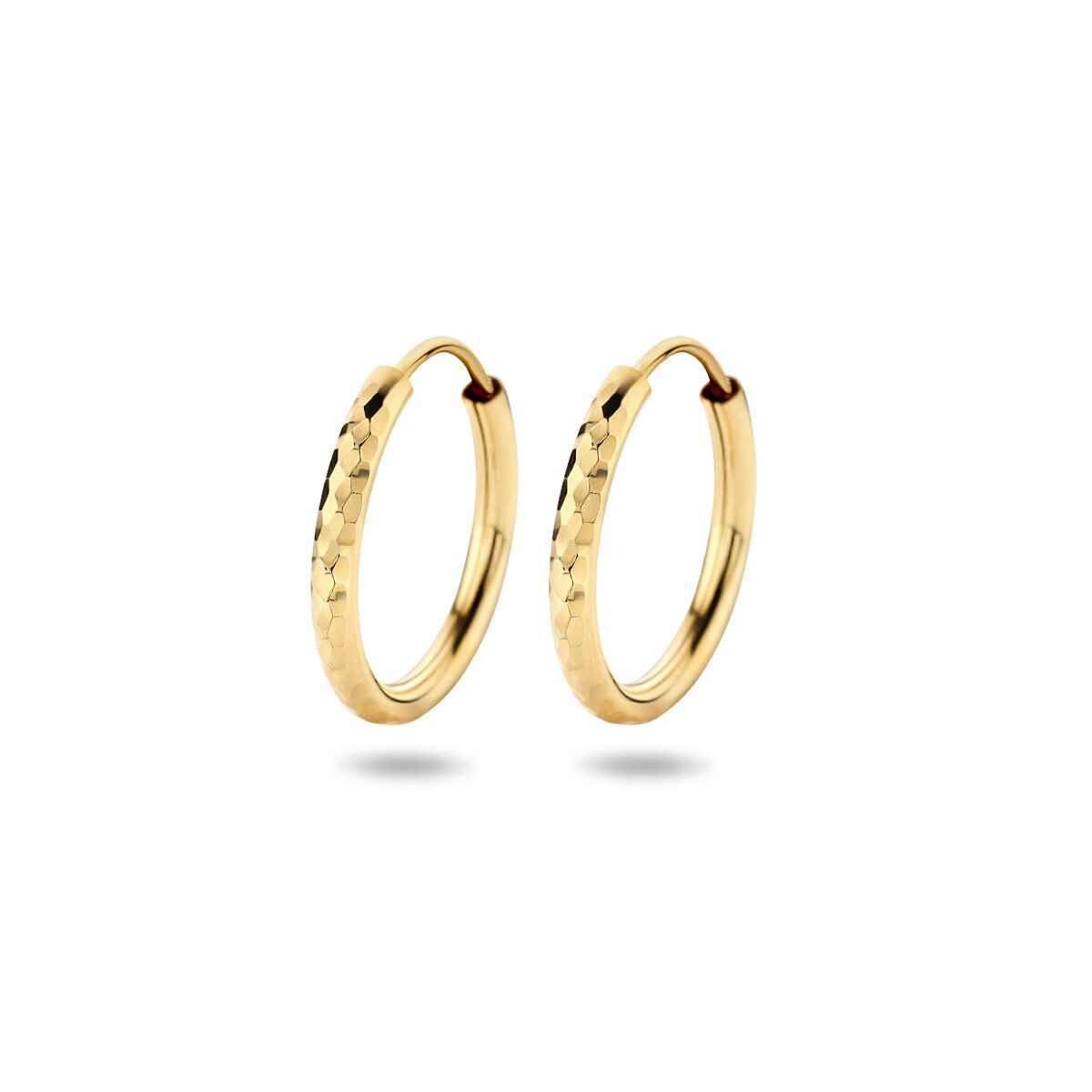 Pendientes de aro en oro amarillo de 14k con acabado martillado.