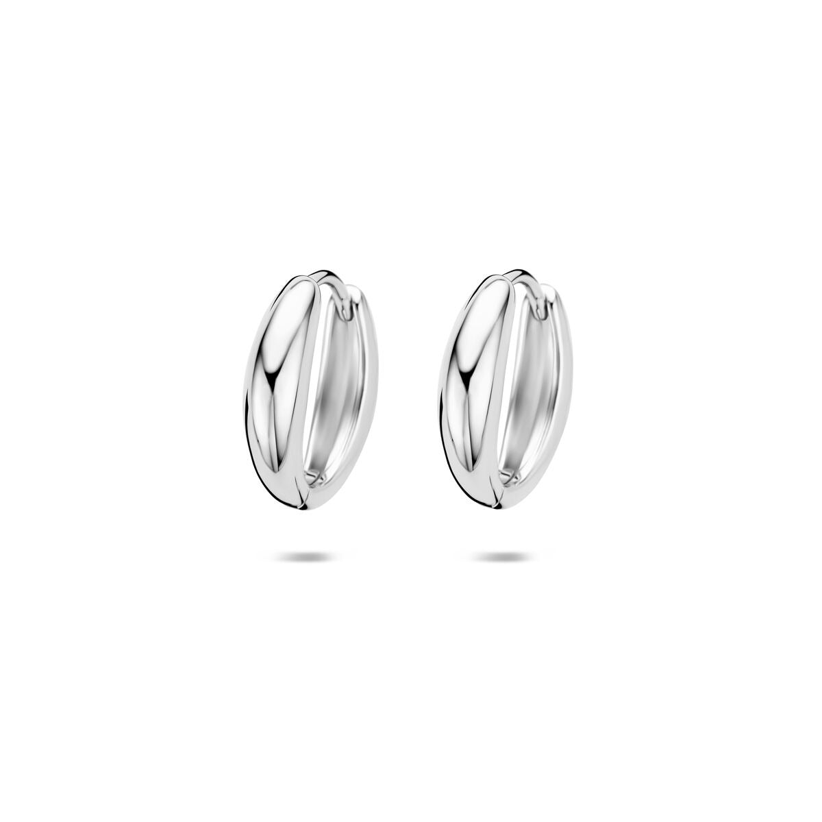 Pendientes de aro de plata con acabado en rodio, de forma ovalada y pulidos.