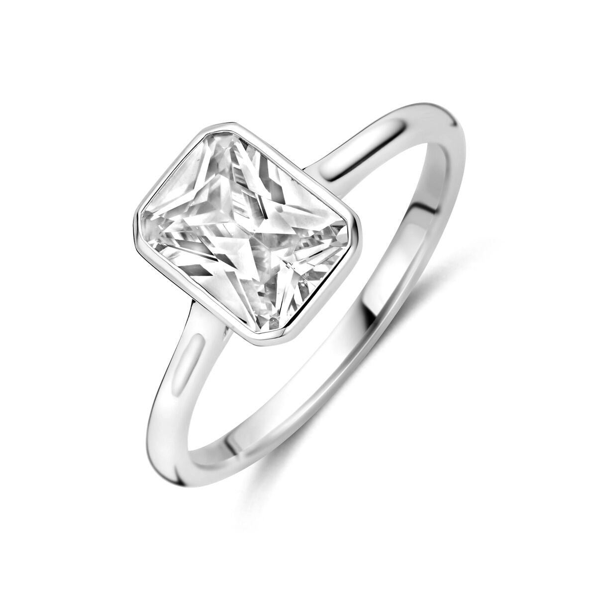 Anillo de plata rodiada con zirconia de corte esmeralda, diseño elegante y moderno.
