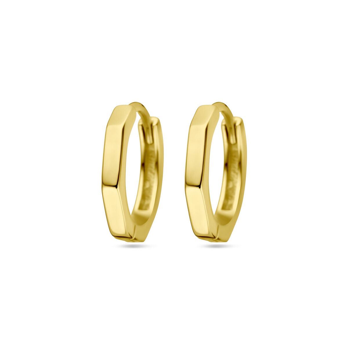 Pendientes de aro dorados de 12 mm con un diseño geométrico y acabado pulido.