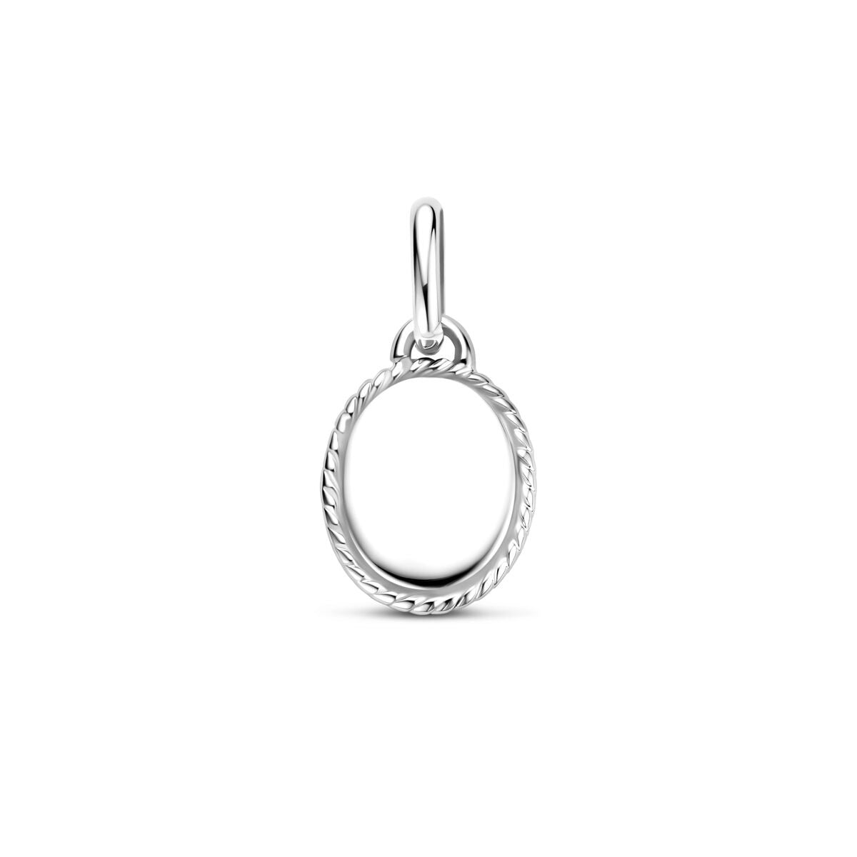 Colgante ovalado de plata rodiada con borde trenzado, mide 21 mm.