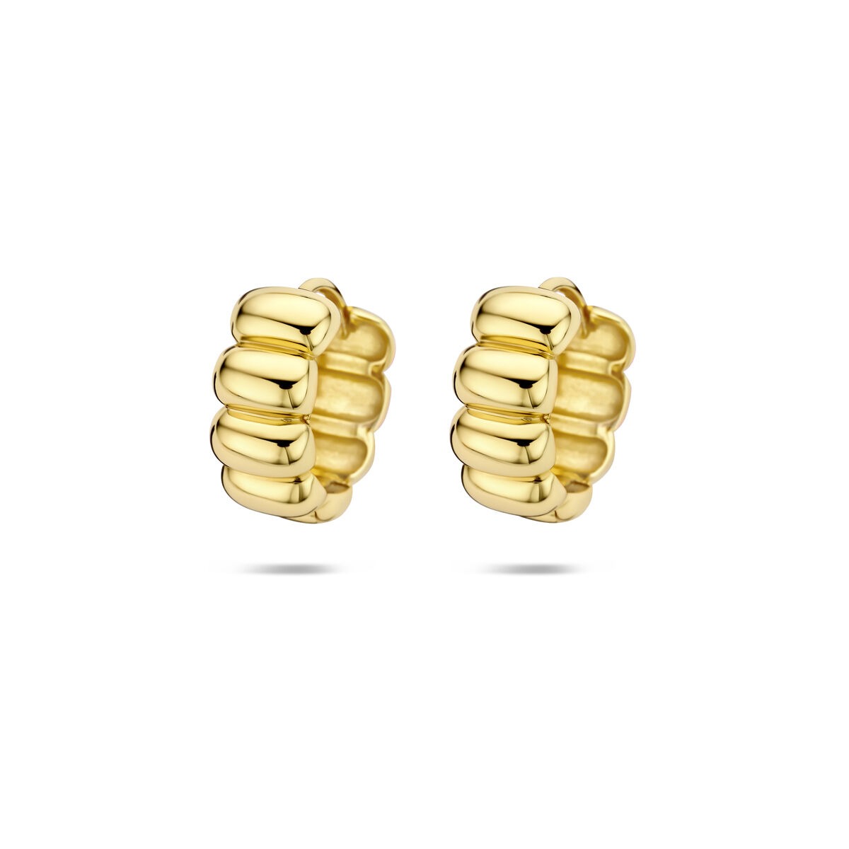 Pendientes de aro de plata amarilla chapada en oro con un diseño ondulado y brillante.