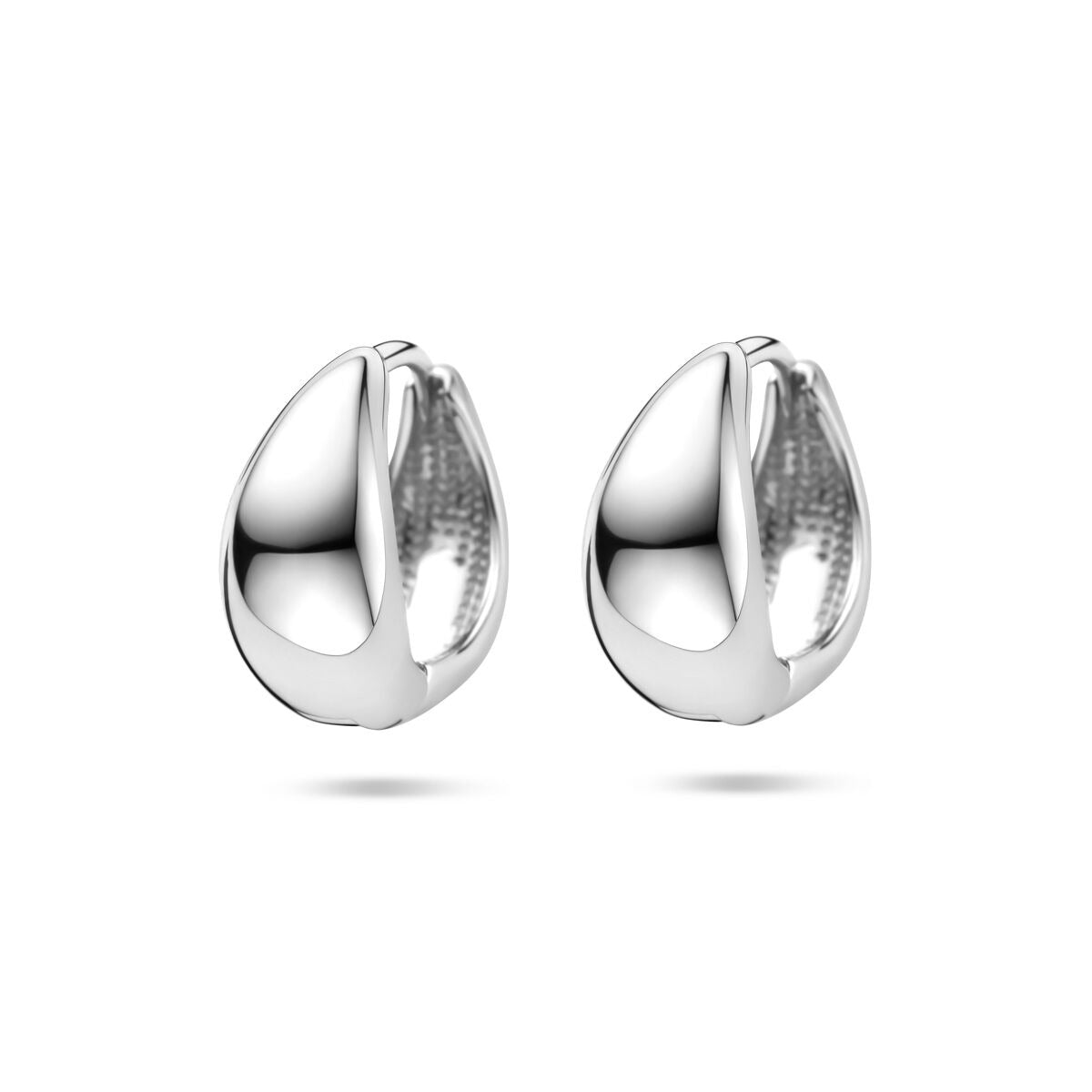 Pendientes de aro plateados de 15x7 mm con forma de gota.