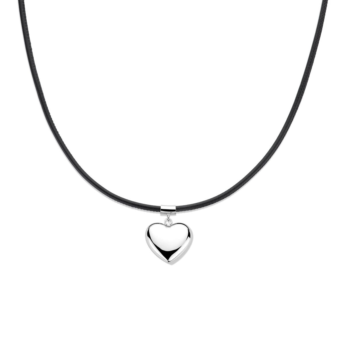 Collar de plata rodiada con colgante en forma de corazón y cordón negro.
