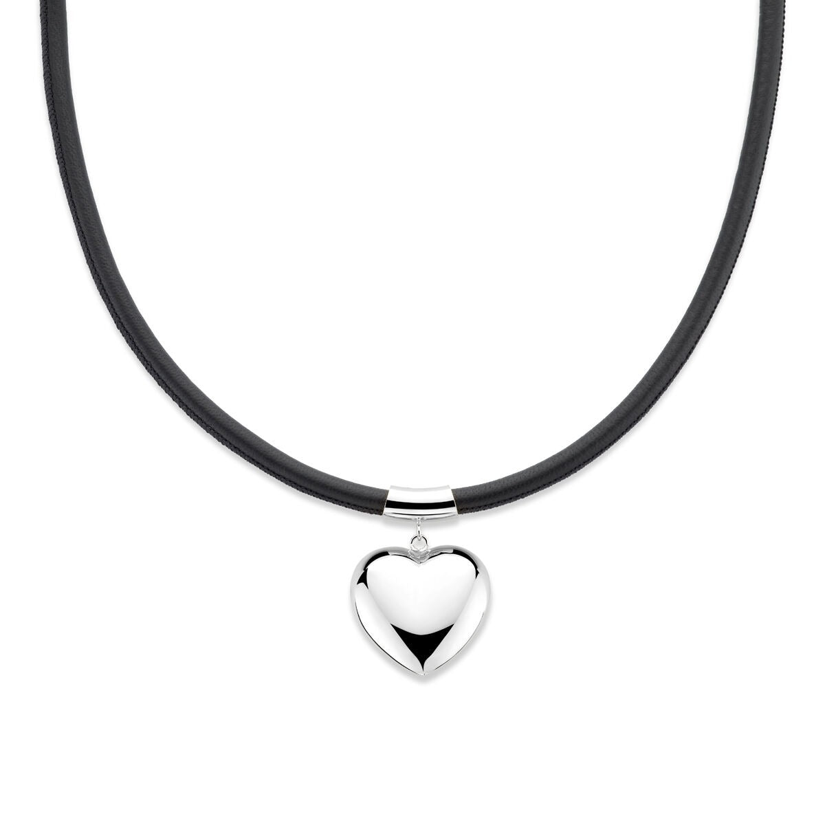 Collar de plata rodiada con colgante en forma de corazón y cordón negro.