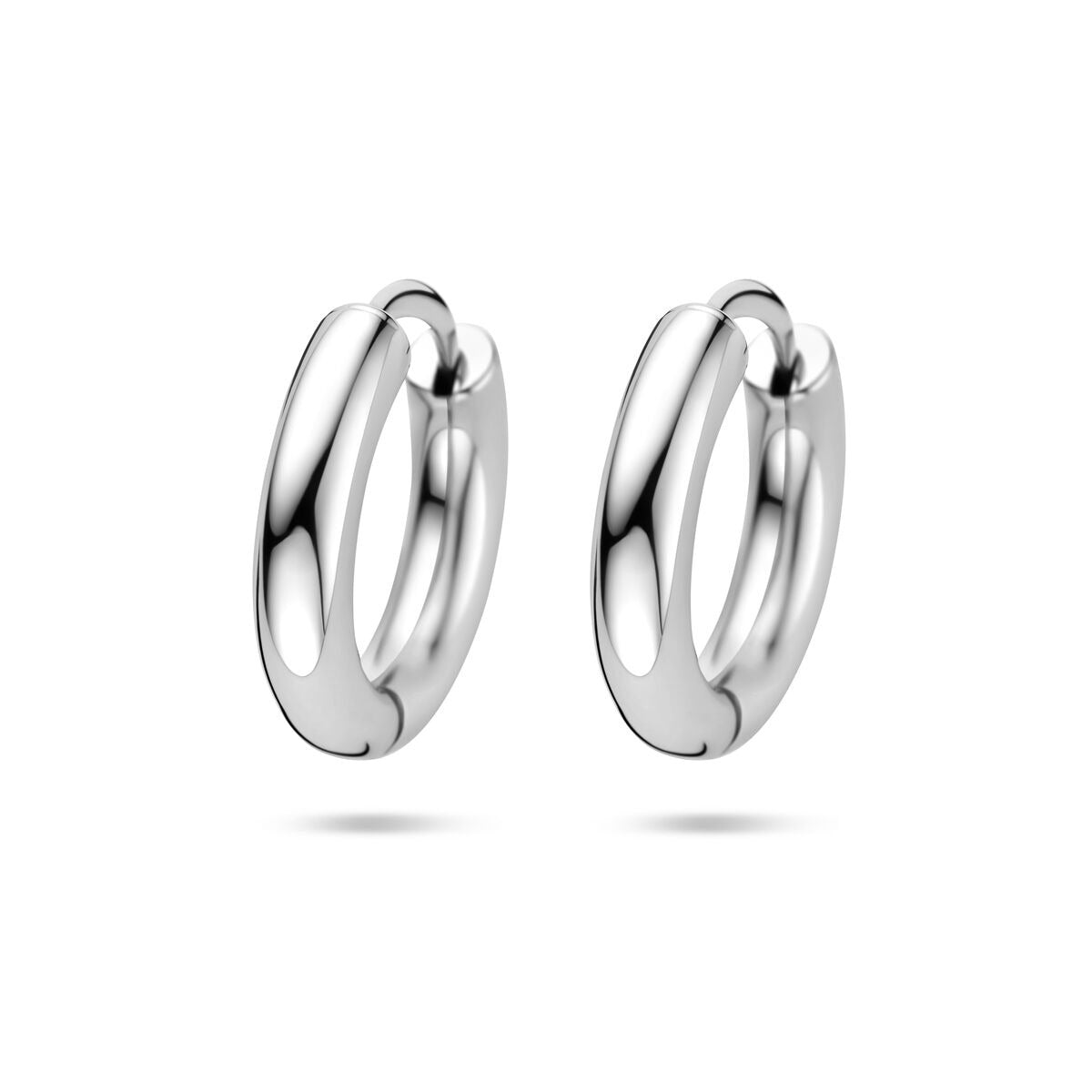 Pendientes de aro plateados con acabado rodiado y grosor de tubo de 3,5 mm.