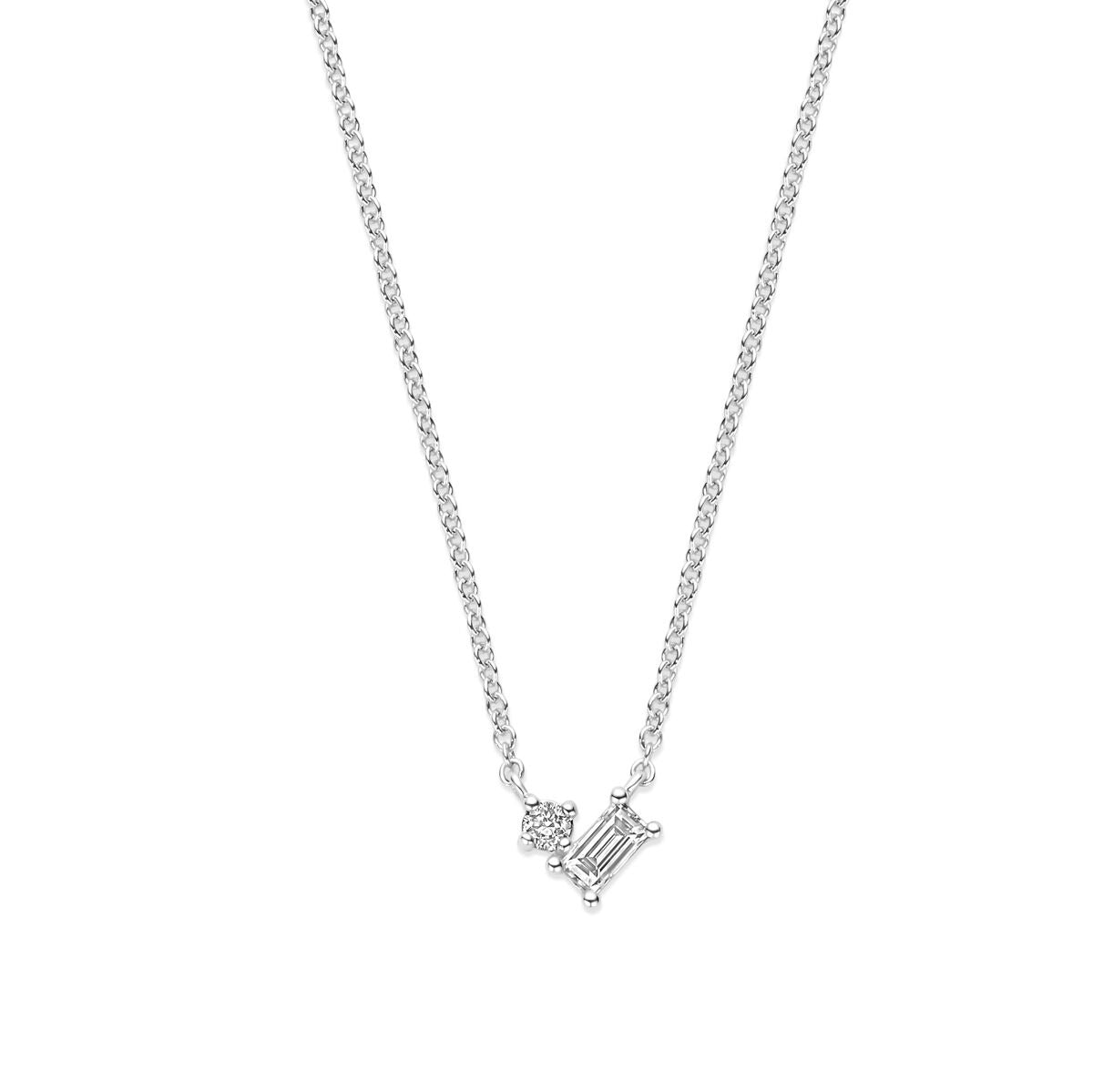 Collar de dama en oro blanco de 14k con un colgante de diamante en forma rectangular.