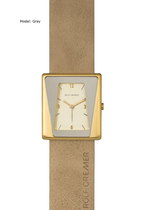 Reloj cuadrado con caja dorada, esfera clara y correa de cuero gris.