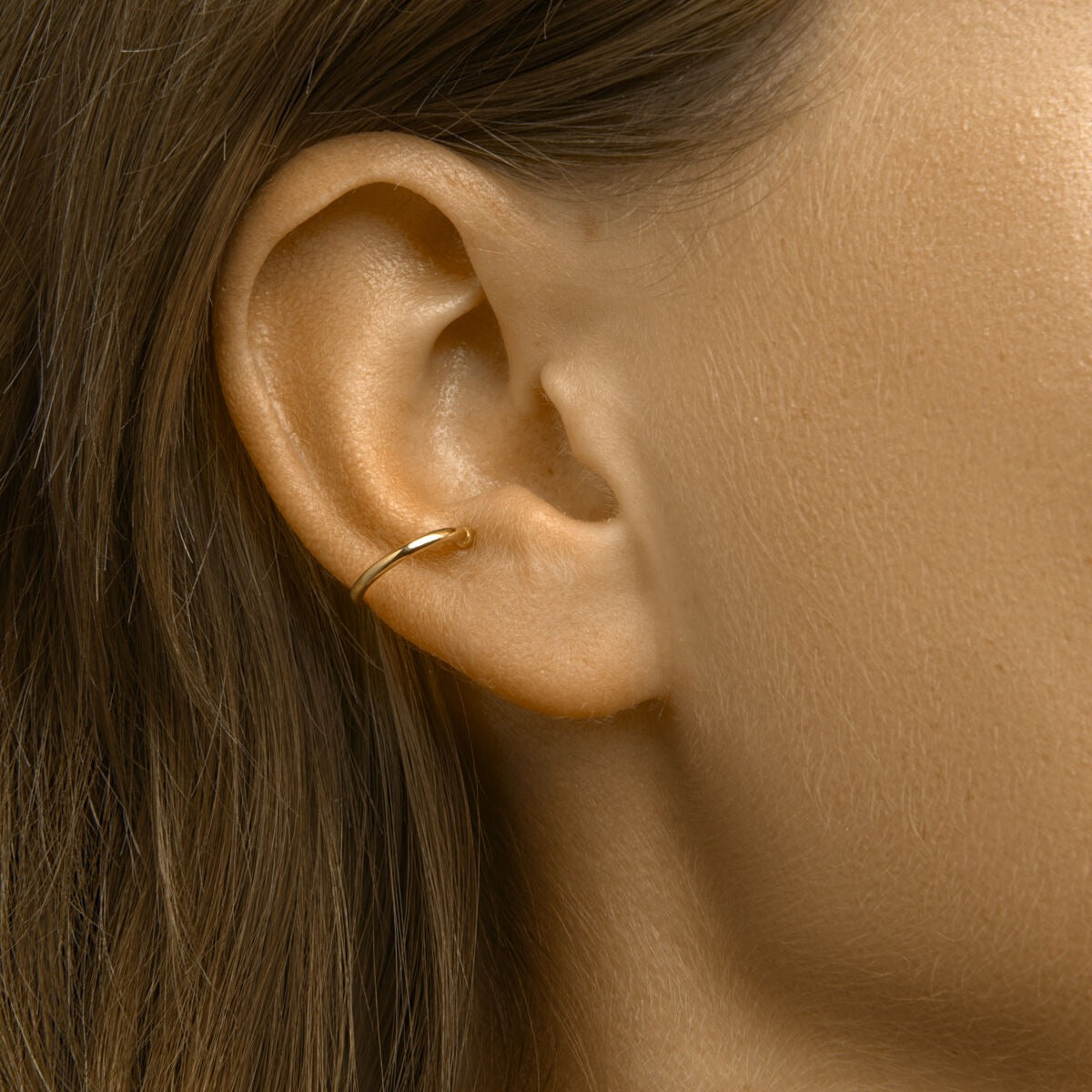 Ear cuff chapado en oro - acento moderno en color oro