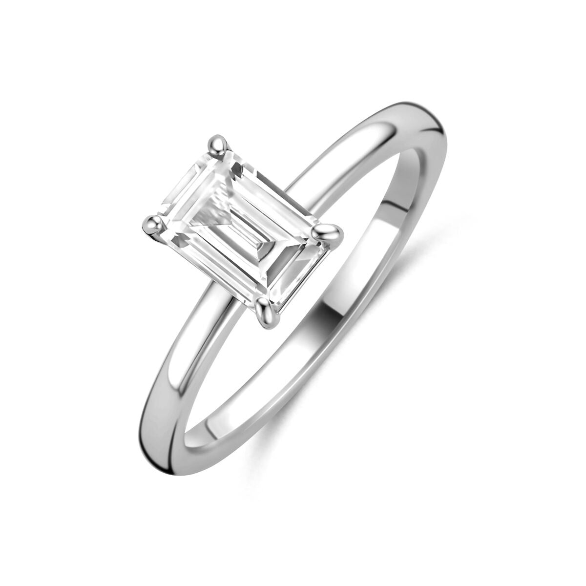 Anillo de plata con zircón en corte esmeralda.