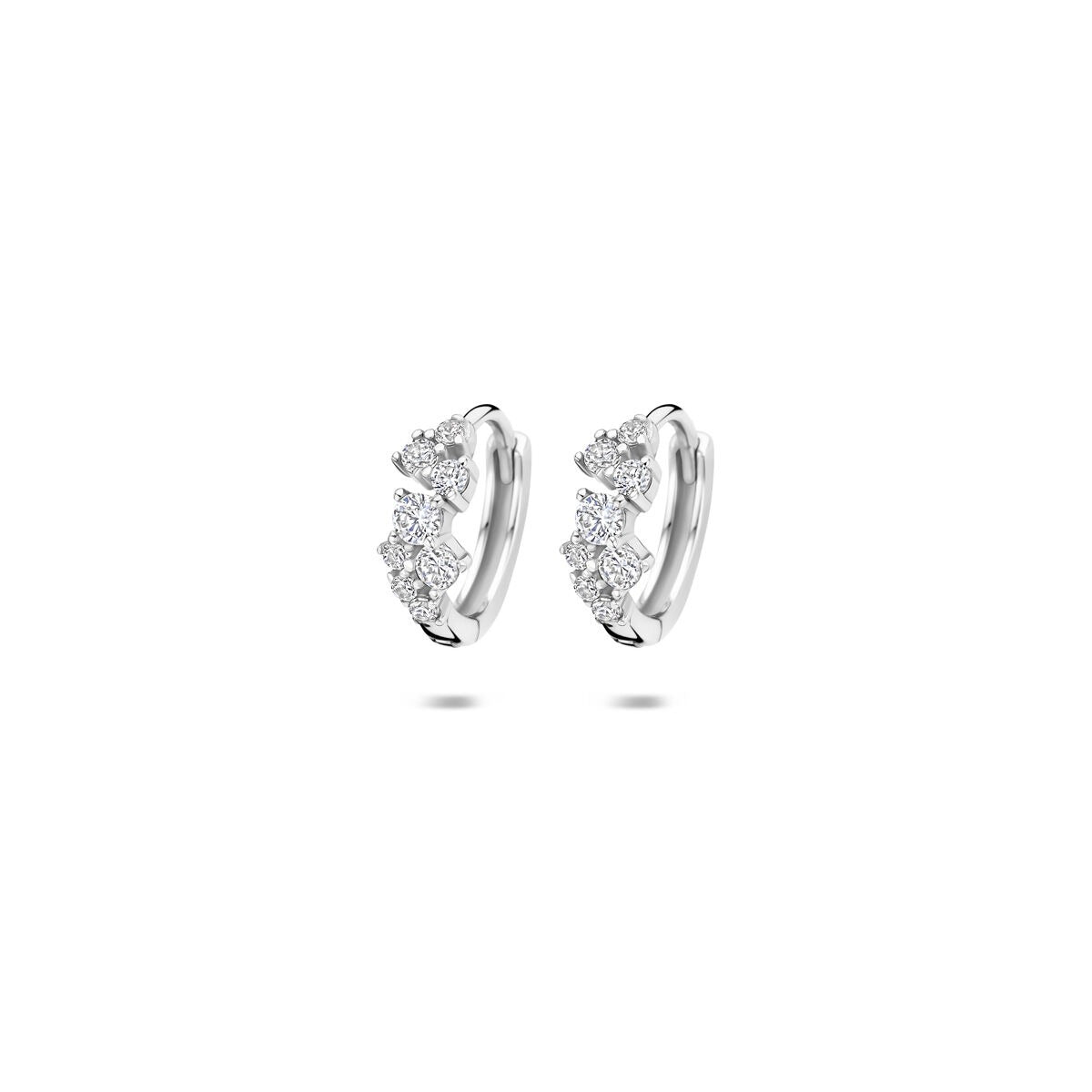 Pendientes de aro de plata rodiada con circonitas brillantes.