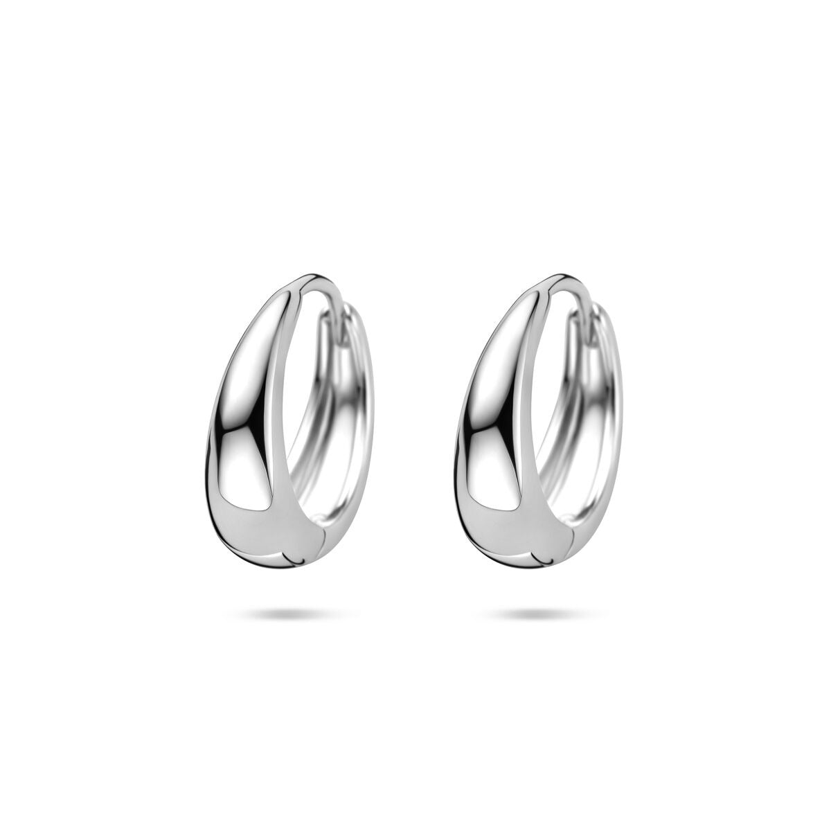 Pendientes de aro plateados, con acabado rodiado, de 14x5 mm.