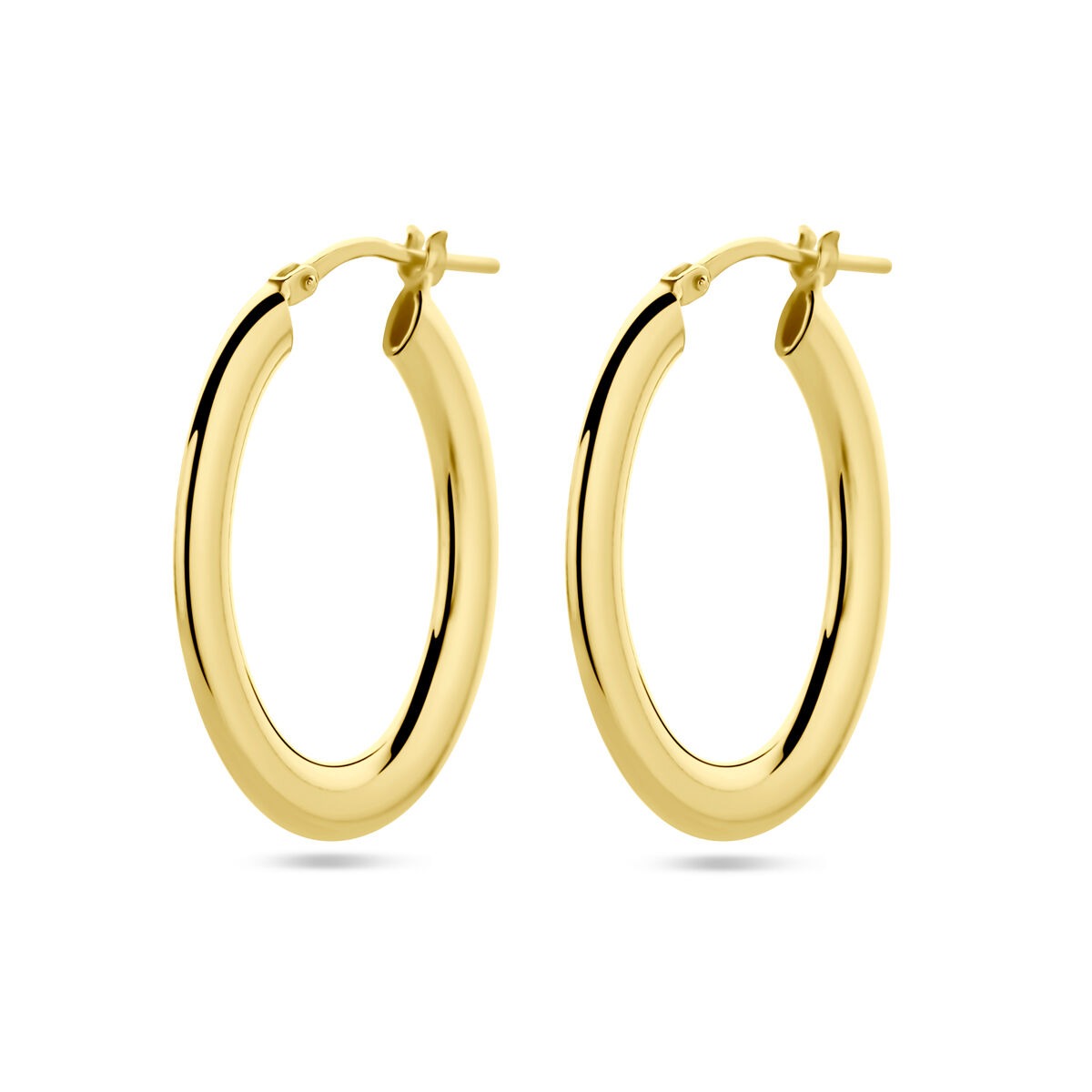 Aros dorados de plata con un diámetro de 29 mm y un grosor de 4 mm.