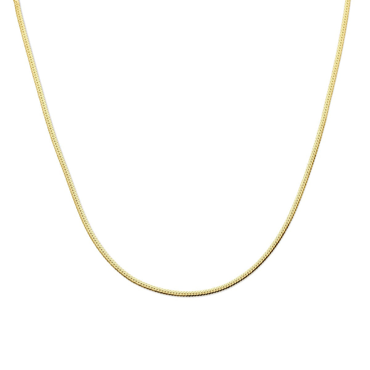 Collar de gourmette de plata dorada, con un diseño delgado y brillante.