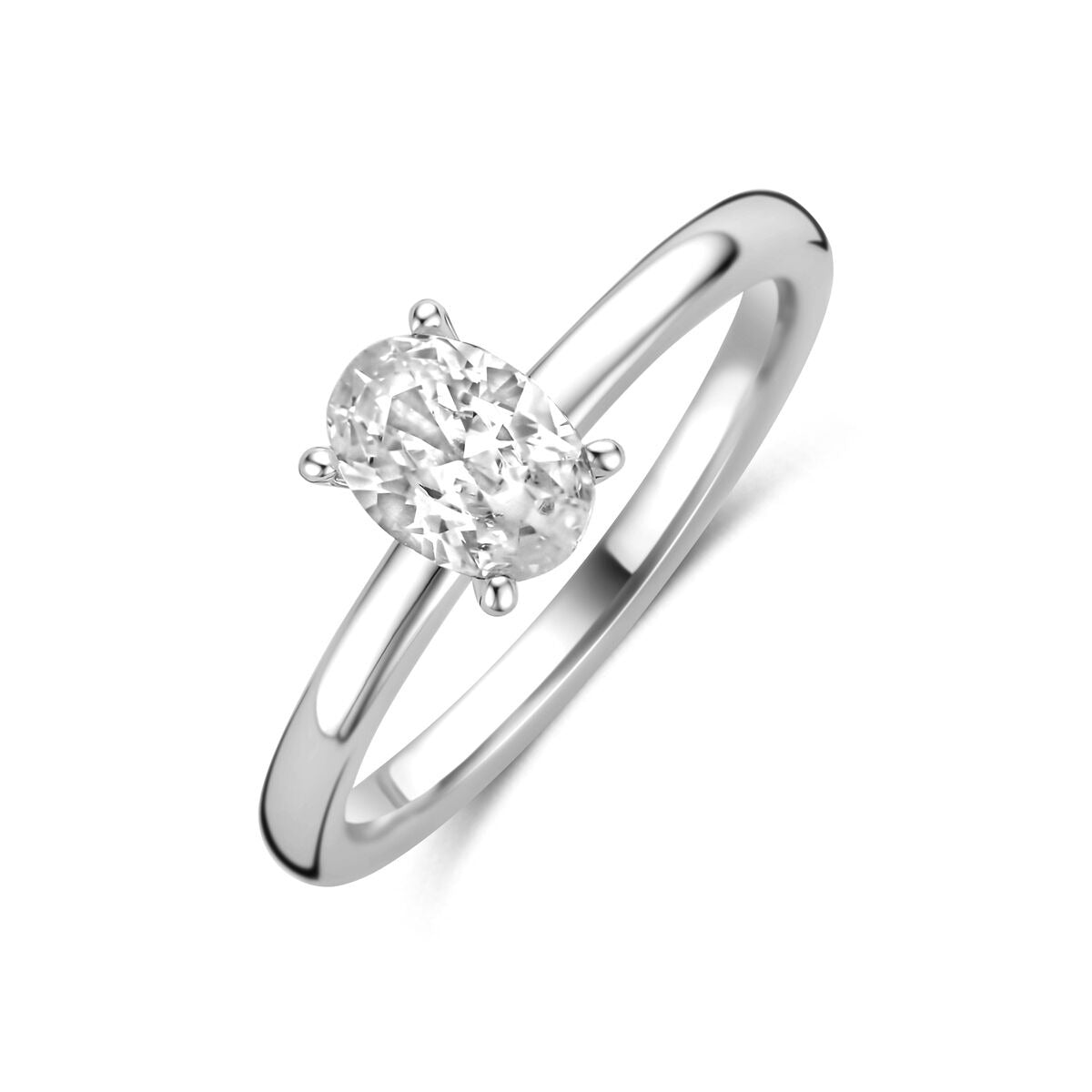 Anillo de plata con una zirconia ovalada en el centro.
