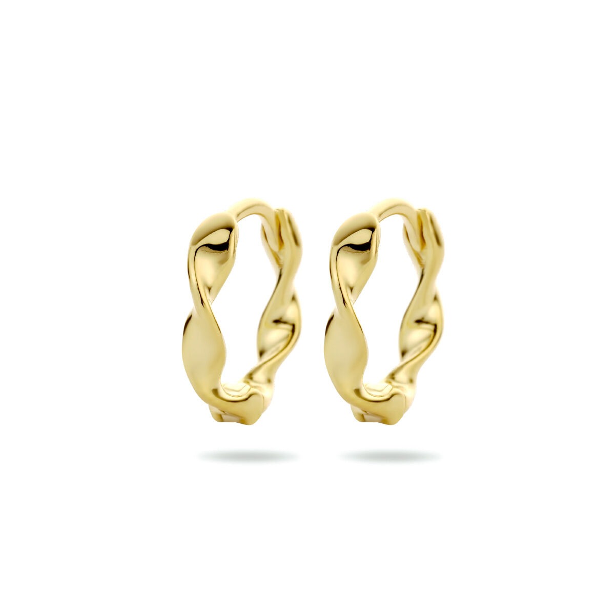 Pendientes de aro dorados con diseño retorcido.