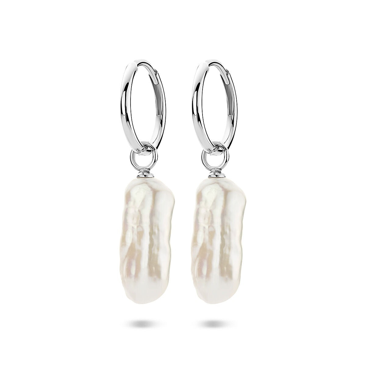 Pendientes de aro plateados con perlas, acabado en rodio.