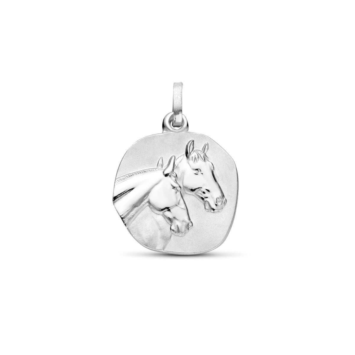 Colgante de plata con acabado mate y pulido, con un diseño de dos caballos.