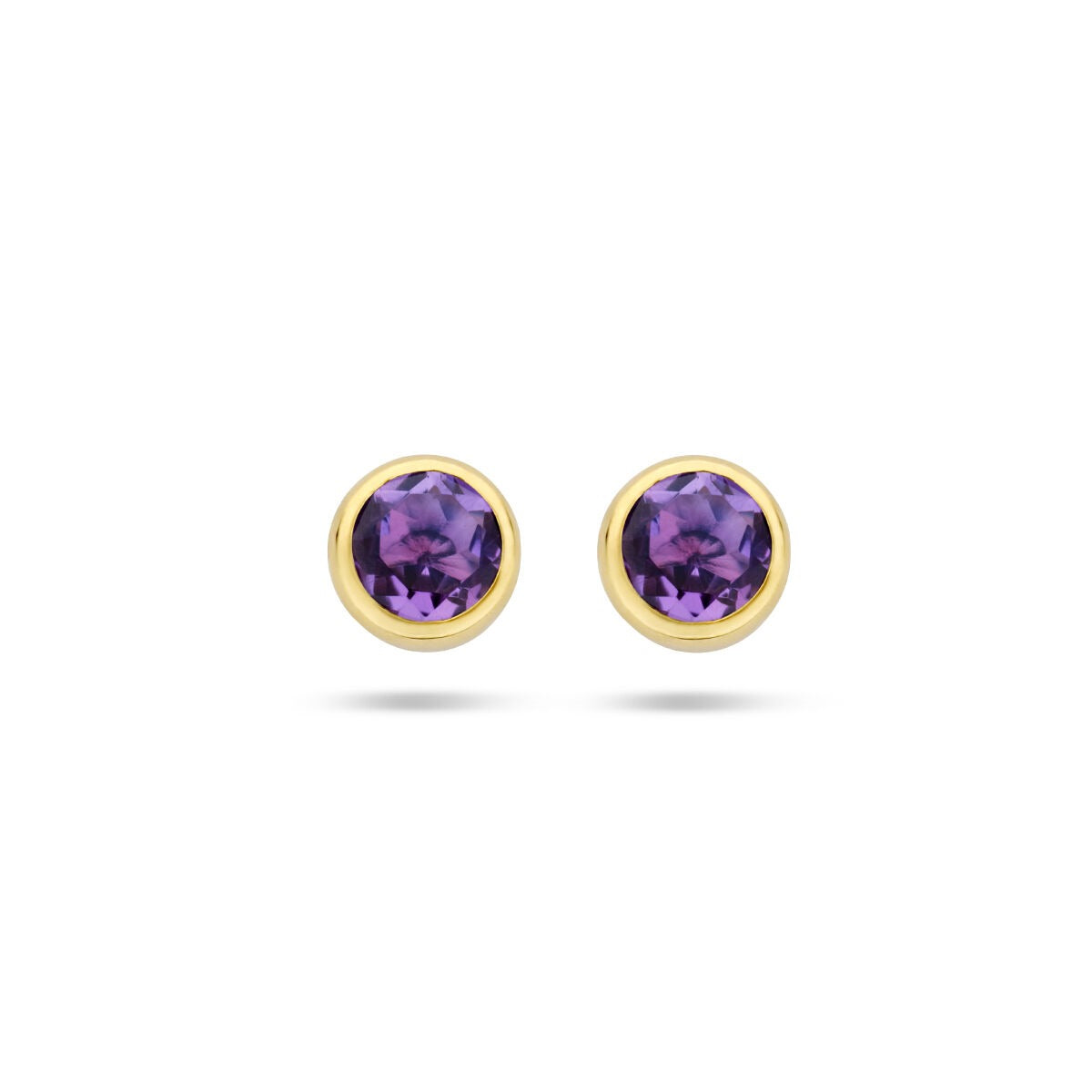 Pendientes de oro amarillo de 14k con piedras de amatista redondas.