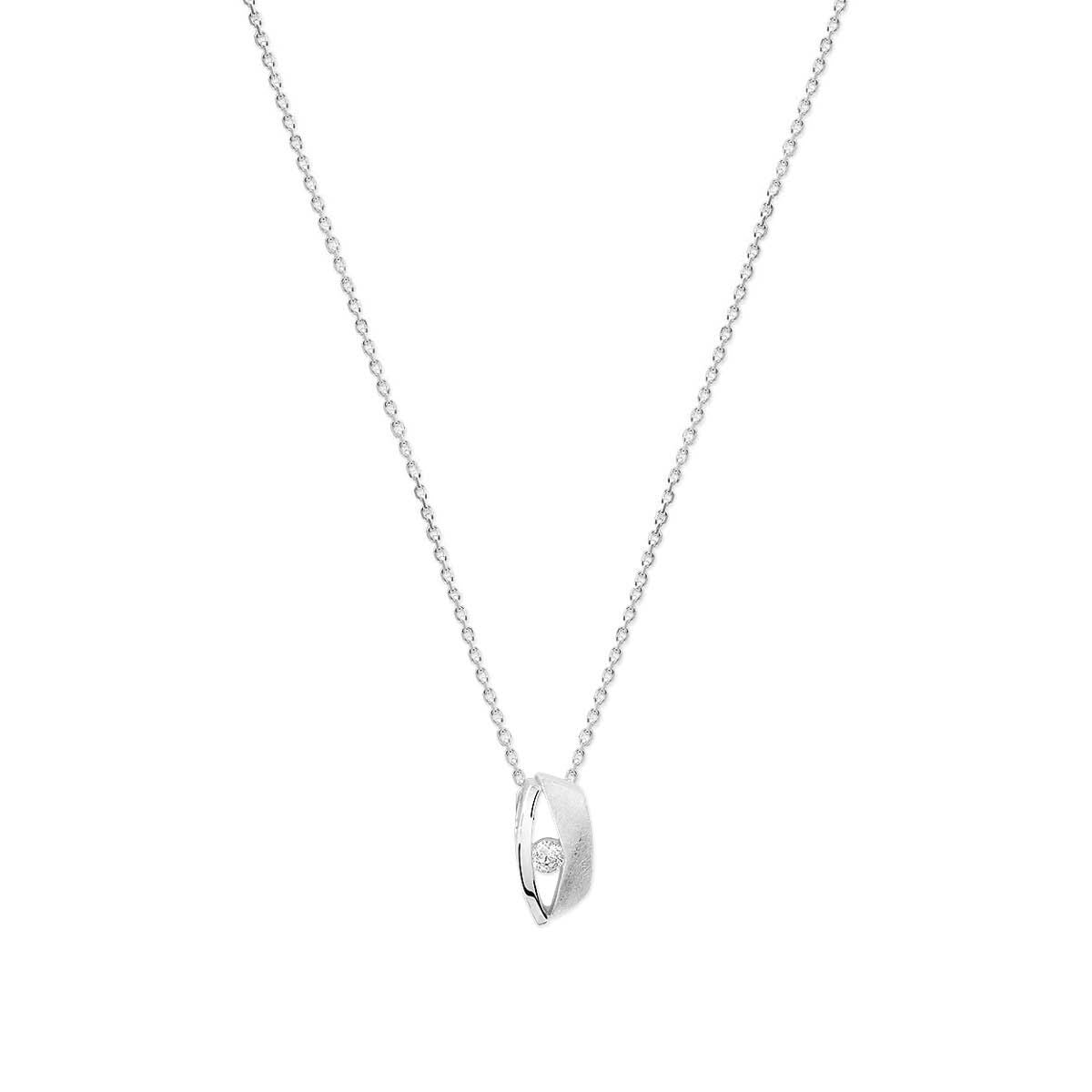 Collar de plata rodiada con zirconia, de forma ovalada y cadena fina.