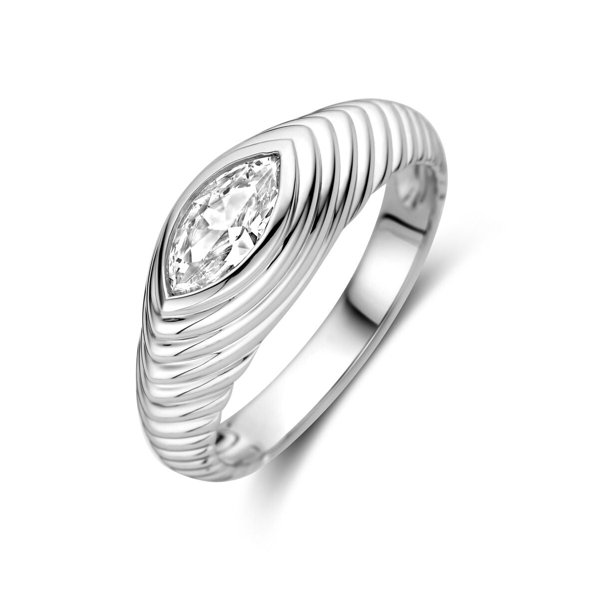 Anillo de plata rodiada de 7 mm de ancho con zirconia en corte marquesa y diseño estriado.