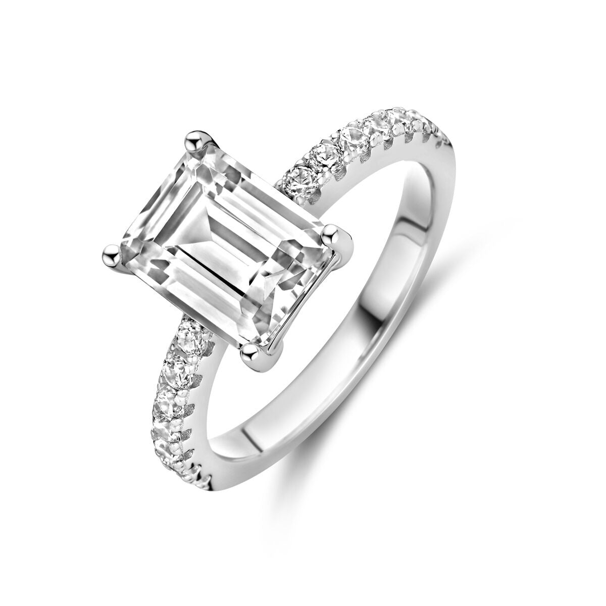 Zilveren ring van gerhodineerd 925 zilver met emerald cut zirkonia en kleine steentjes aan de band.