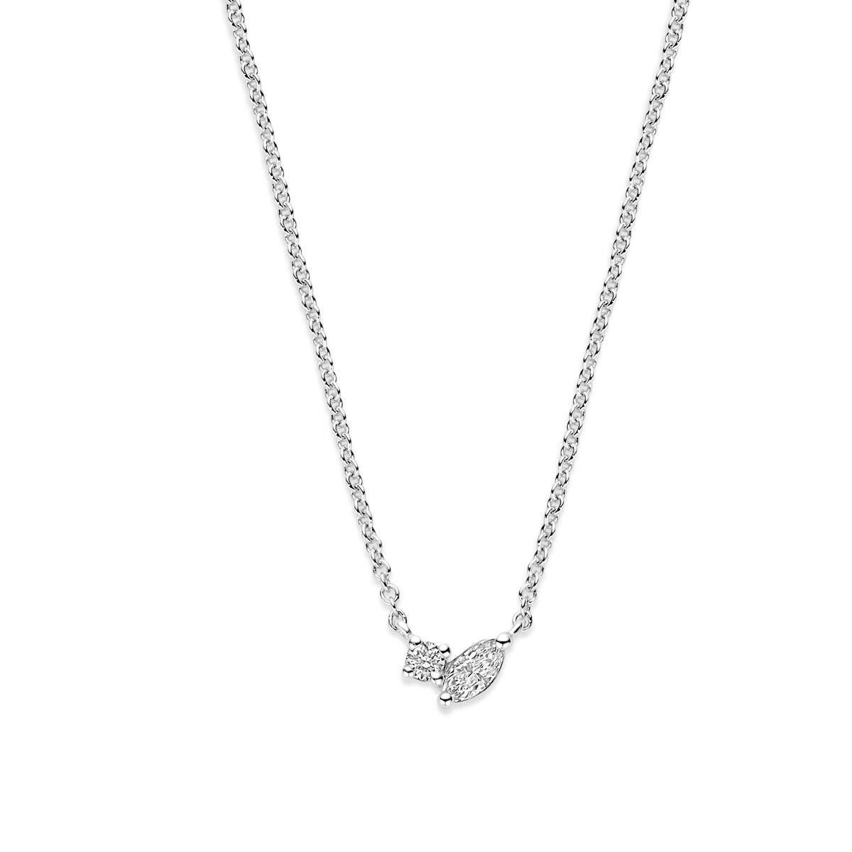 Collar de oro blanco de 14k con diamante marquise en el centro y cadena trenzada.